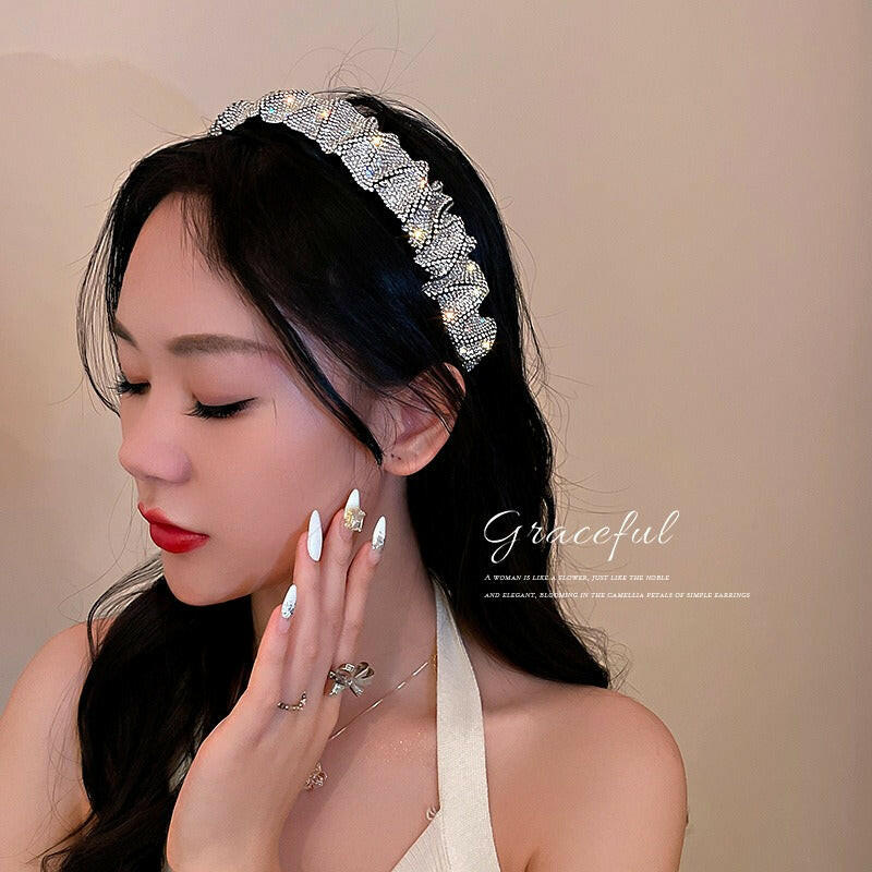 Baroque French Retro Rhinestone Full Diamond Hair Band Exaggerate PresBaroque French Retro Rhinestone Full Diamond Hair Band Exaggerate Pressed Hair Fold Head Band Korean Creative Light Luxury Hair Accessories FemaleTreatment process: inlaid diamondStyle: French retroPopular elements: quasi geometrySize: 16 * 13CMMaterial: cloth, water drill